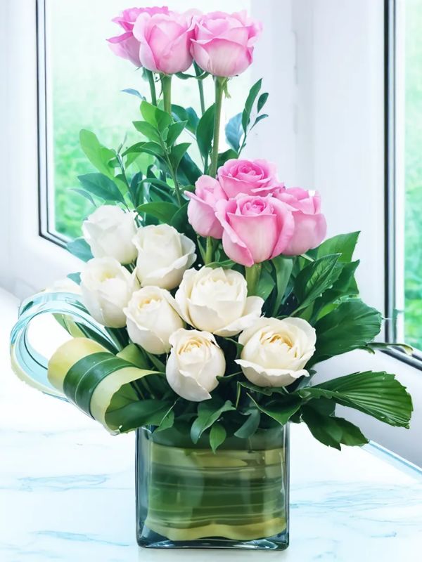 Kelkit Çiçekçi - Vazoda Gül ve Papatyalar